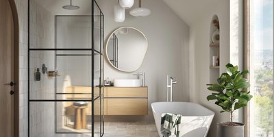 Moderne Badezimmergestaltung mit eleganten Akzenten und Pflanzen Ein modernes Badezimmer mit einer eleganten Badewanne, einem Holzwaschtisch und einer großen, runden Spiegelfläche.