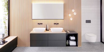 Ein modernes Badezimmer mit zwei weißen Waschbecken auf einem Holzregal, umgeben von eleganten Holzvertäfelungen.