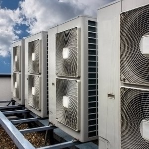 Klimatechnik auf einem Flachdach