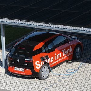 Carpotdach mit PV-Kollektoren + Ladestation für E-Auto darunter