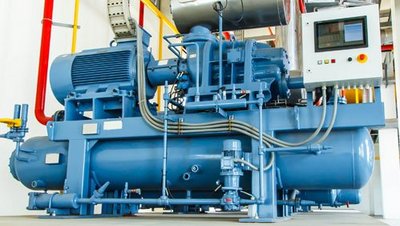 Ein großer blauer Compressor einer Kältetechnikanlage