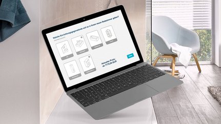 Moderne Badezimmergestaltung mit interaktivem Laptop-Design Ein Laptop schwebt über einem Badezimmerwaschtisch, während eine Auswahl an Badezimmermöbeln auf dem Bildschirm angezeigt wird.