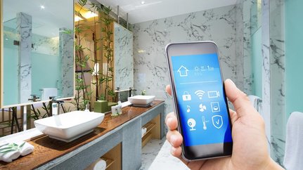 Moderne Badezimmeransicht mit Smartphone-Steuerung Ein modernes Badezimmer mit eleganten Waschbecken und einem Smartphone, das eine smarte Steuerung zeigt.