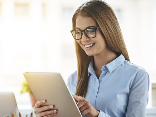 Eine Buerofrau die ein Tablet bedient