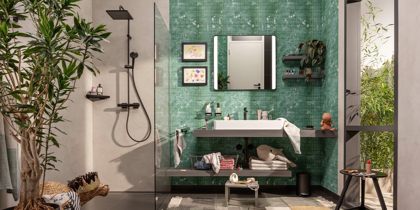 Ein modernes Badezimmer mit einer grünen Wand, einer Dusche und einem Waschbecken, umgeben von Pflanzen und dekorativen Elementen.