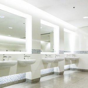 Eine öffentliche Sanitäranlage